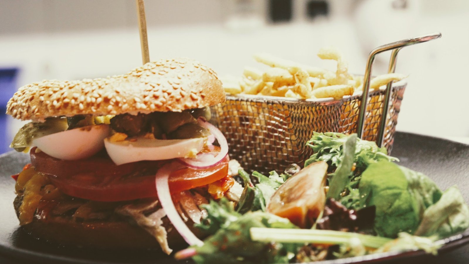 Burgers classique avec frites maison Brasserie, crêperie, glacier la Cabane